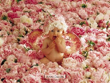 bébé dans les fleurs